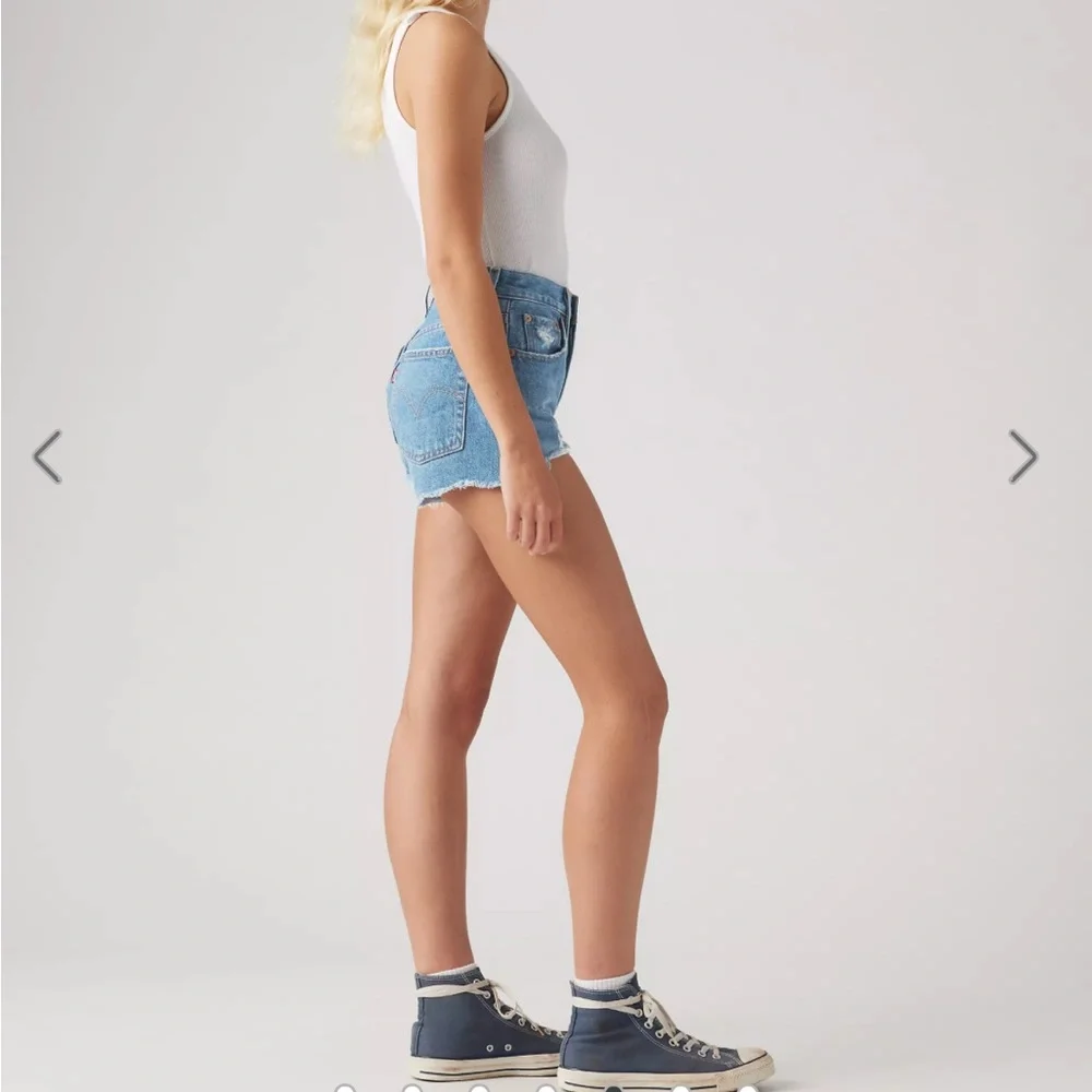 Levi’s 501 Light Wash Denim Shorts - Picture 4 of 4